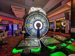 Pengguna Indonesia memainkan kasino langsung nobus99 di smartphone dengan tampilan meja roulette live dealer yang responsif